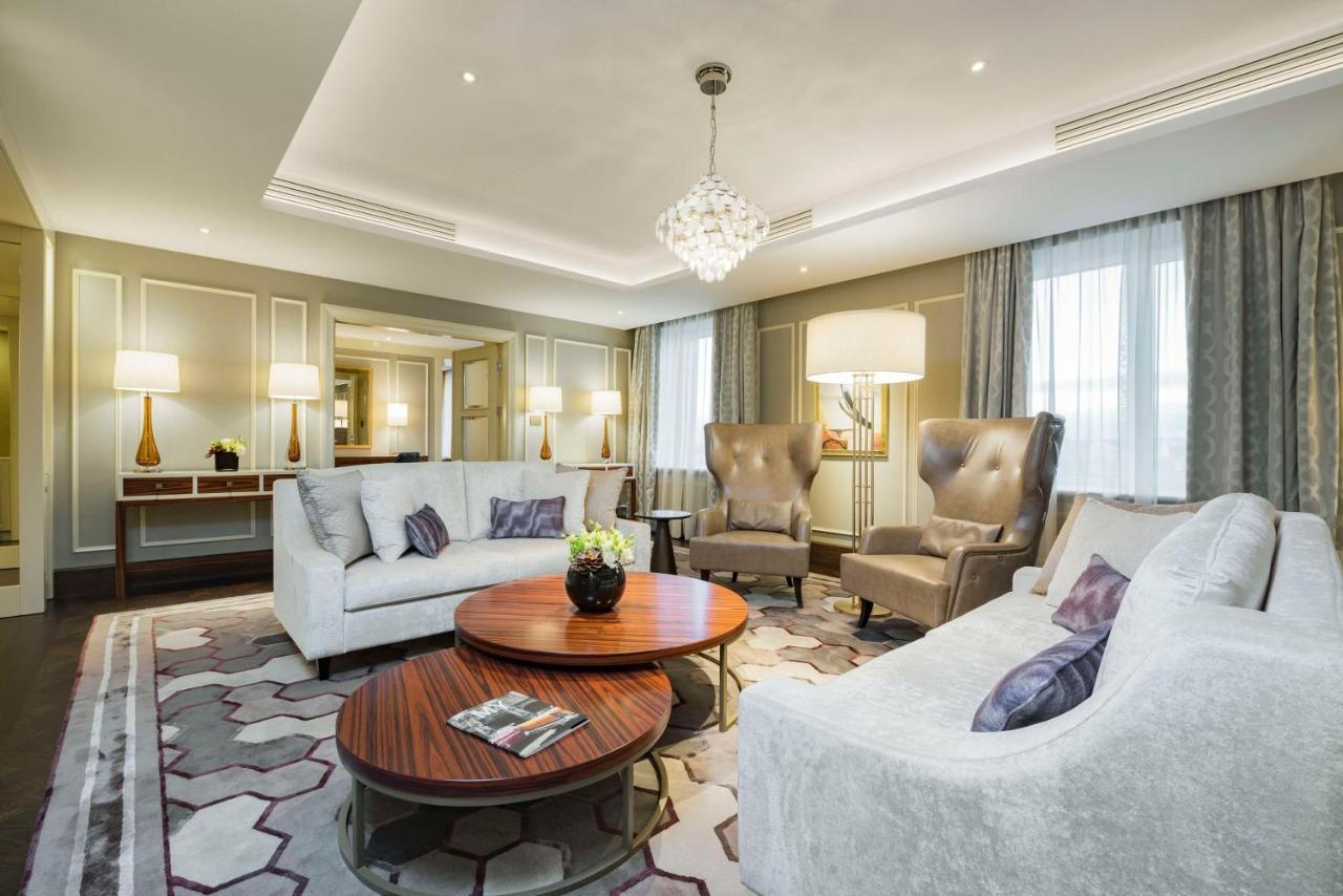 Grand Hotel Kempinski Rīga Exterior foto The living room of a suite at the hotel